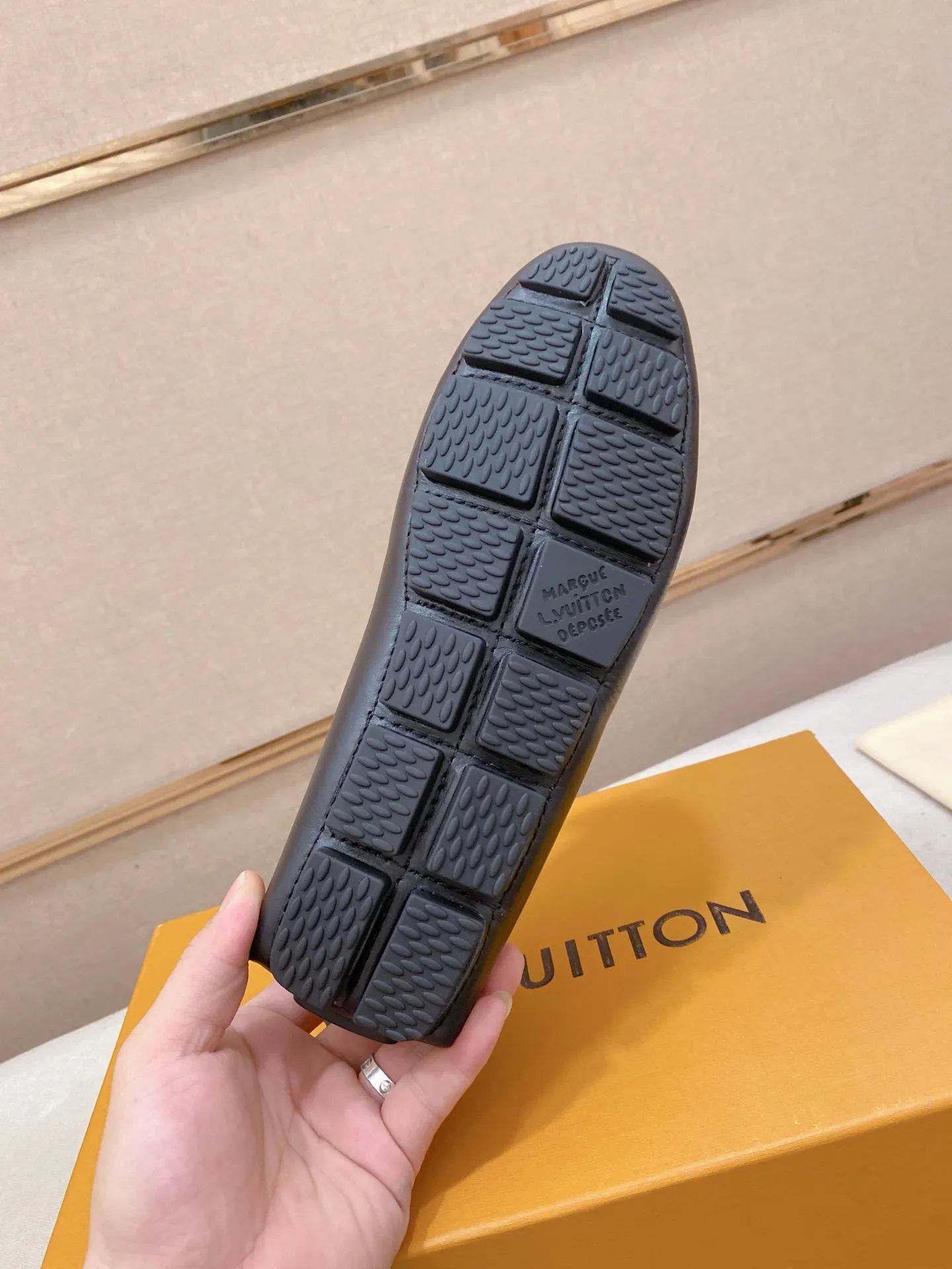 Factory price: 500💰High-end quality! LV 🆕🆕Exclusive hot-selling products in stock🔥🔥New products on the shelves, high-quality Ferragamo men's pea shoes, high-end casual driving shoes, with complete packaging! 💪 💪 Material: imported first-layer cowhide 🐂 + imported high-quality buffalo leather lining + wear-resistant outsole 👍🏻👍🏻 Features: high-end and comfortable, purely handmade 🚀 🚀 Create the perfect shoes that suit you best 🔥 🔥 Size: (38-44) 45 standard size can be customized!